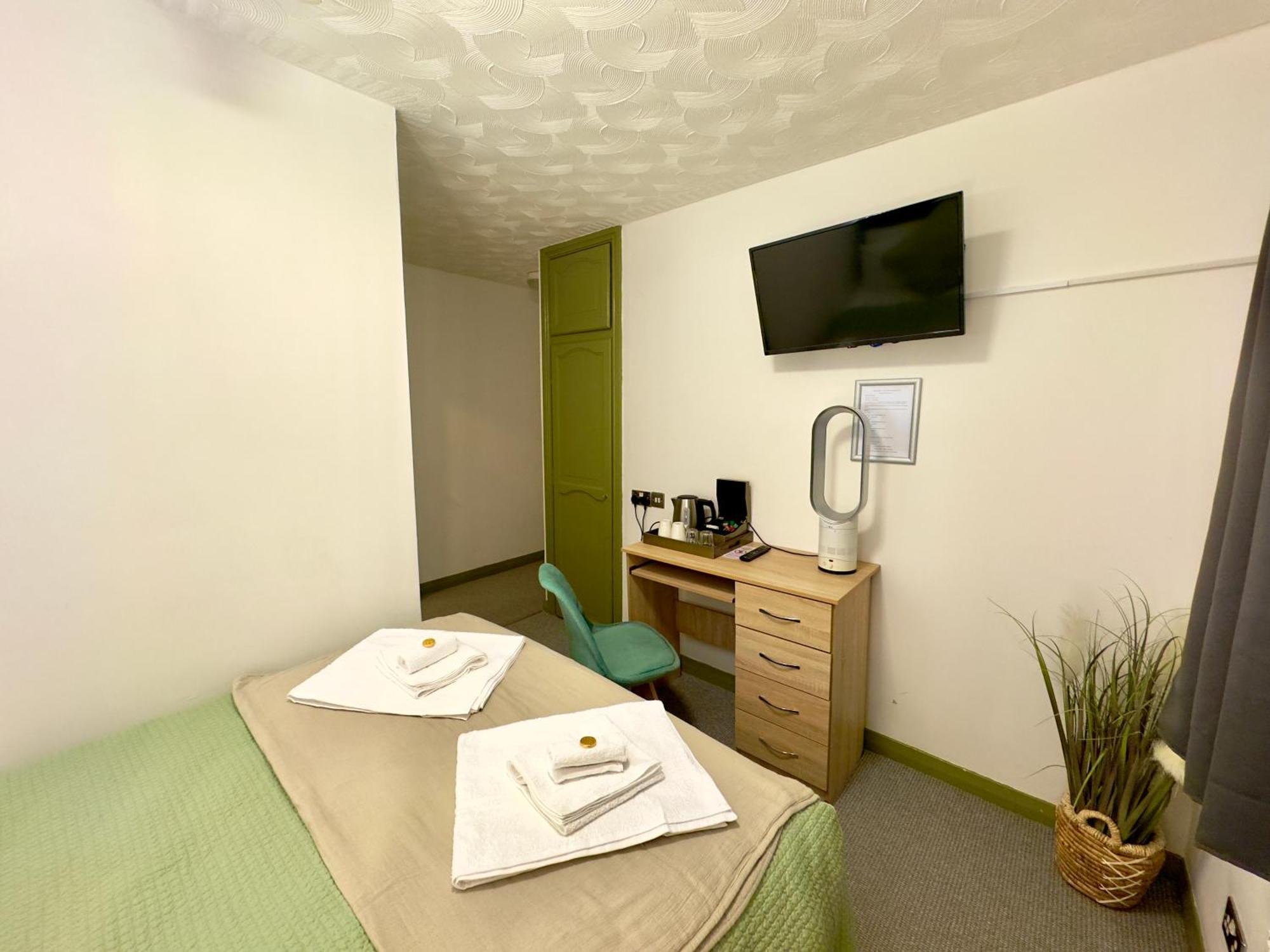 Coastal Park Accommodation Лланеллі Екстер'єр фото