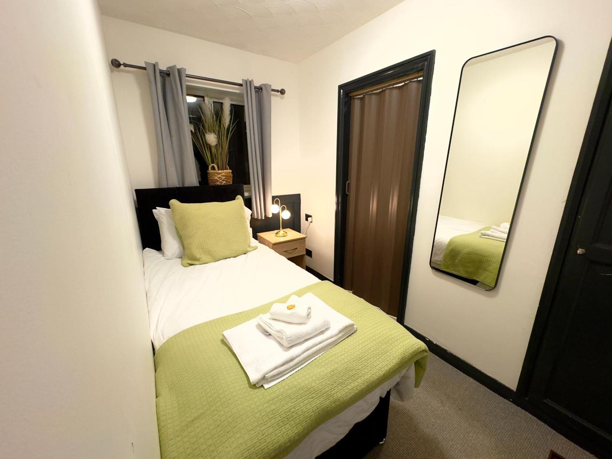 Coastal Park Accommodation Лланеллі Екстер'єр фото