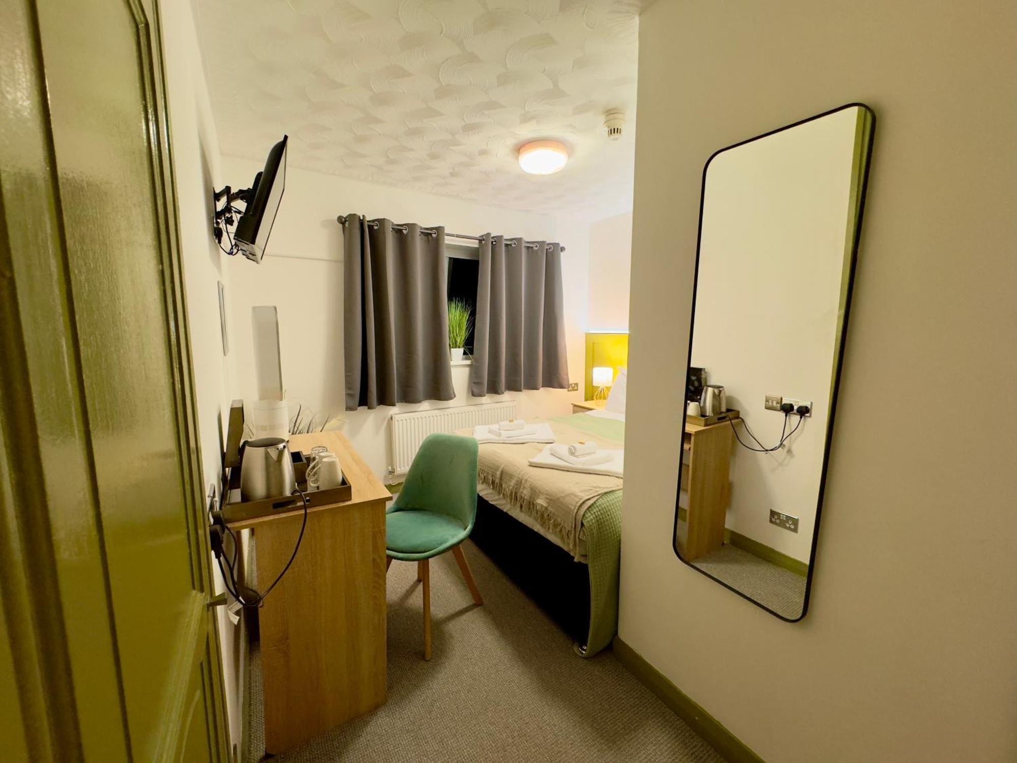 Coastal Park Accommodation Лланеллі Екстер'єр фото