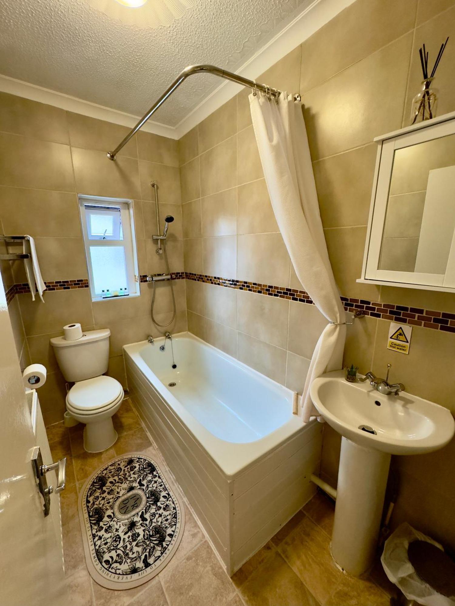 Coastal Park Accommodation Лланеллі Екстер'єр фото