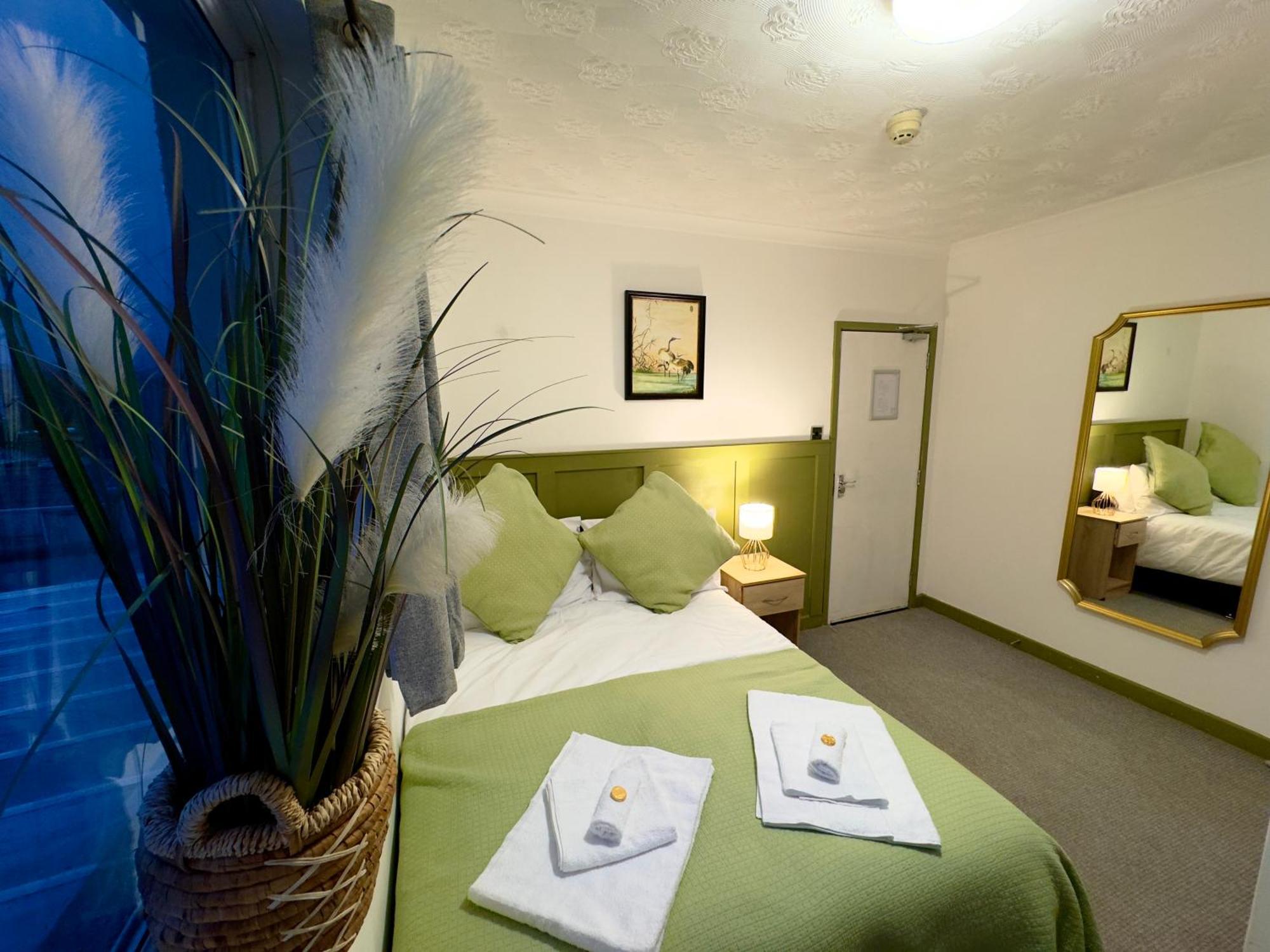 Coastal Park Accommodation Лланеллі Екстер'єр фото
