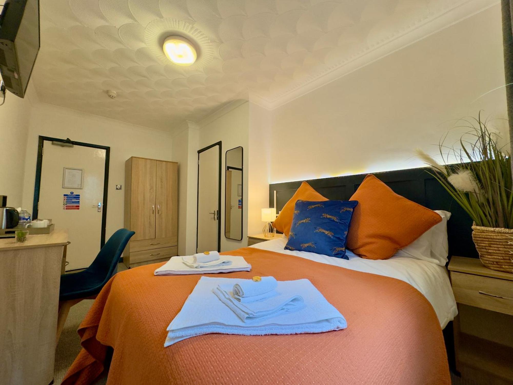 Coastal Park Accommodation Лланеллі Екстер'єр фото